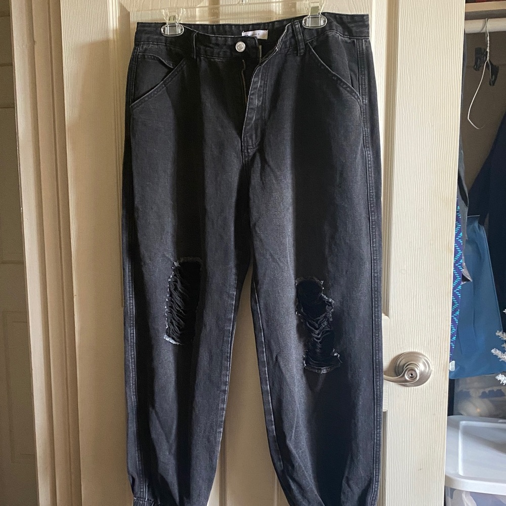 Forever 21 Black Relaxed Fit Distressed women’s Jeans
